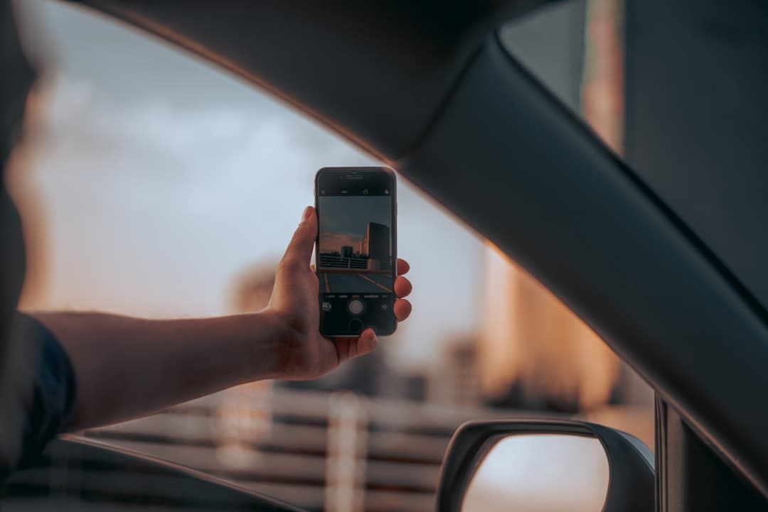 Mobil brukt til å håndtere skademelding etter trafikkuhell
