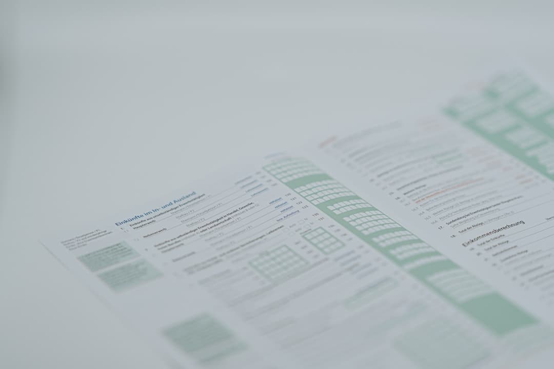 Accident with company car or service car: who reports the damage, and what must be included in the damage report?